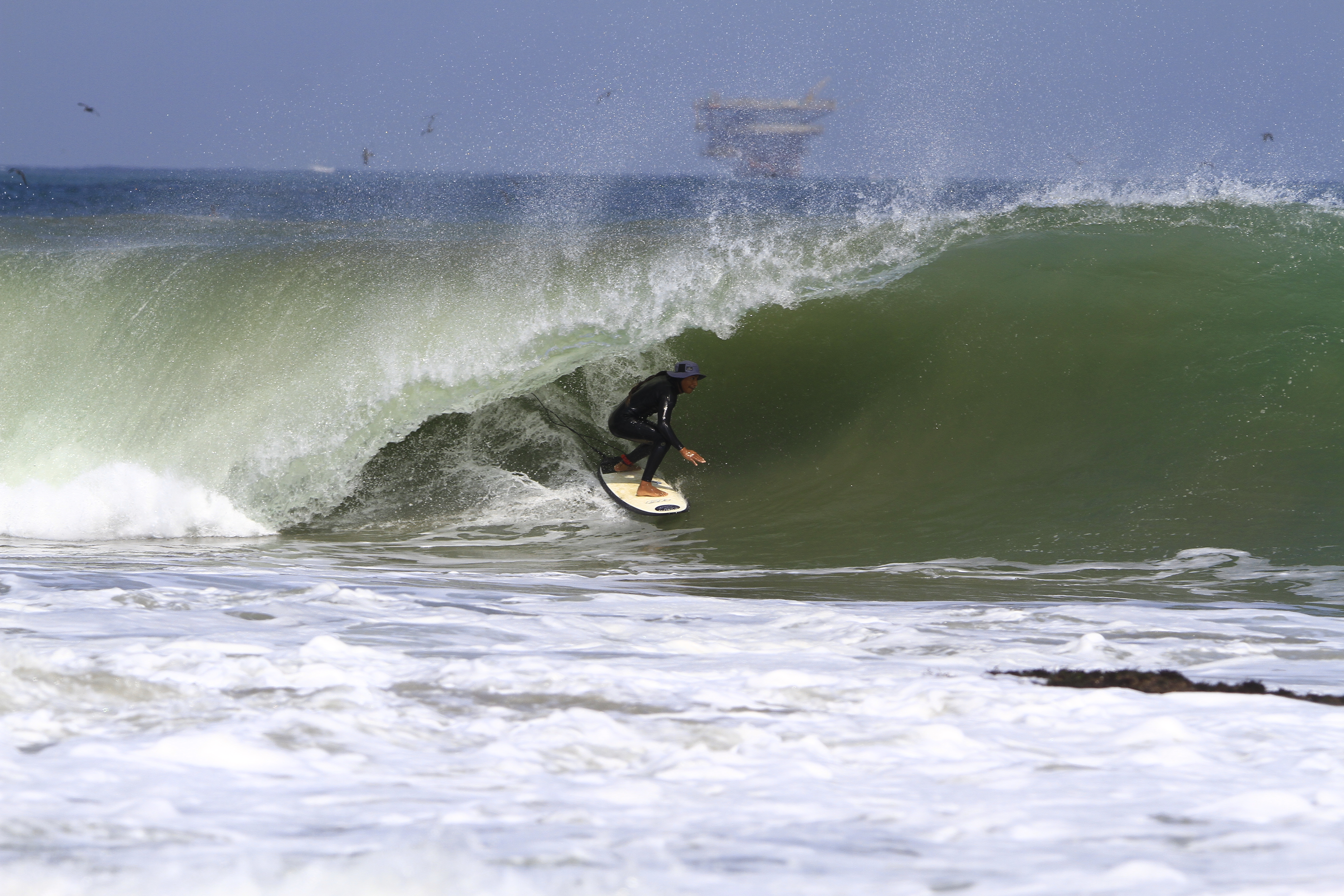 Henry surfeando en Lobitos